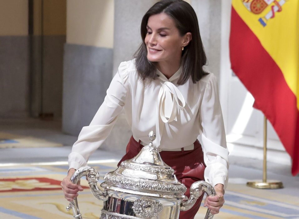La Reina Letizia tratando de levantar el trofeo del Premio Infanta Sofía en los Premios Nacionales del Deporte 2022