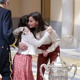 La Reina Letizia abrazando a una de las niñas ganadoras del Premio Infanta Sofía en los Premio Nacionales del Deporte 2022