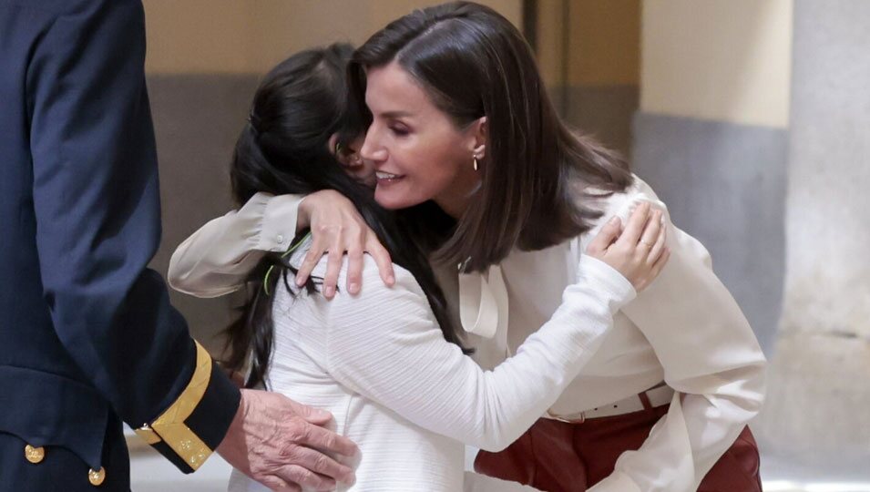 La Reina Letizia abrazando a una de las niñas ganadoras del Premio Infanta Sofía en los Premio Nacionales del Deporte 2022