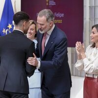 El Rey Felipe VI felicita a Carlos Alcaraz por el Premio Rey Felipe en los Premios Nacionales del Deporte 2022