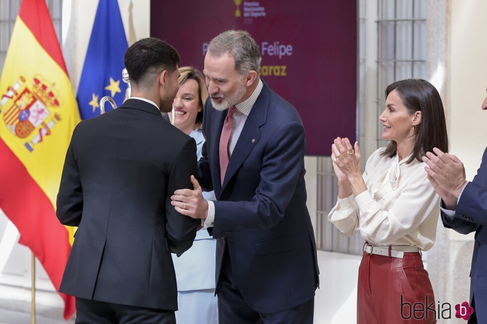 El Rey Felipe VI felicita a Carlos Alcaraz por el Premio Rey Felipe en los Premios Nacionales del Deporte 2022