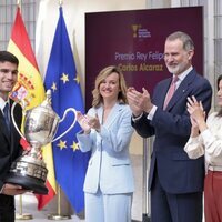 Los Reyes Felipe y Letizia aplauden a Carlos Alcaraz tras entregarle el Premio Rey Felipe en los Premios Nacionales del Deporte 2022