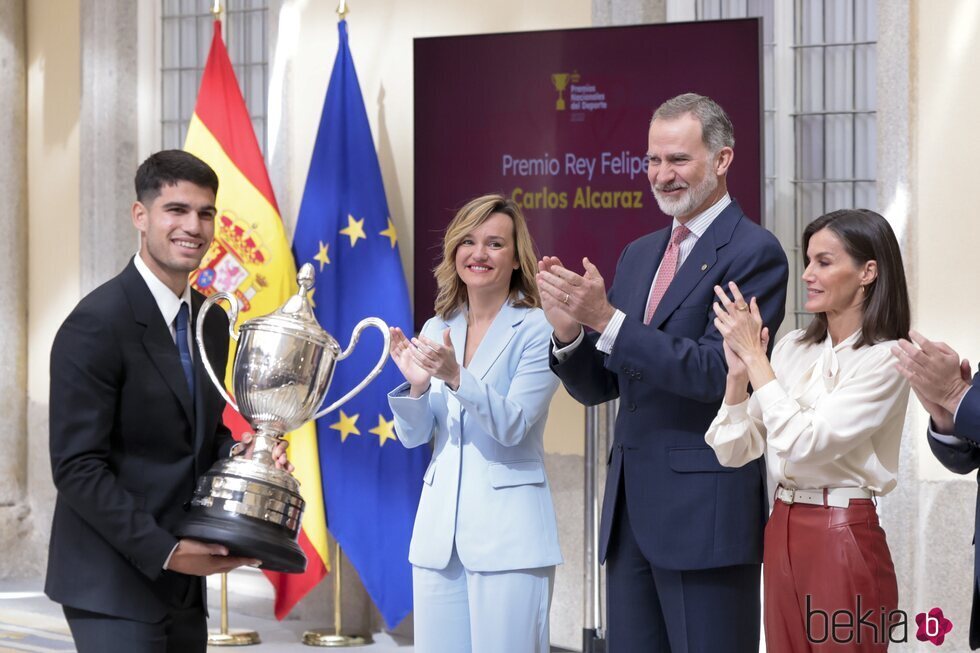 Los Reyes Felipe y Letizia aplauden a Carlos Alcaraz tras entregarle el Premio Rey Felipe en los Premios Nacionales del Deporte 2022