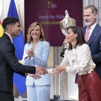 La Reina Letizia saluda a Carlos Alcaraz en la entrega de los Premios Nacionales del Deporte 2022