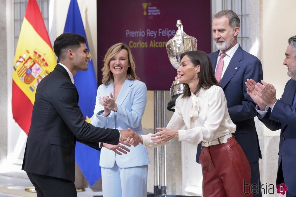 La Reina Letizia saluda a Carlos Alcaraz en la entrega de los Premios Nacionales del Deporte 2022
