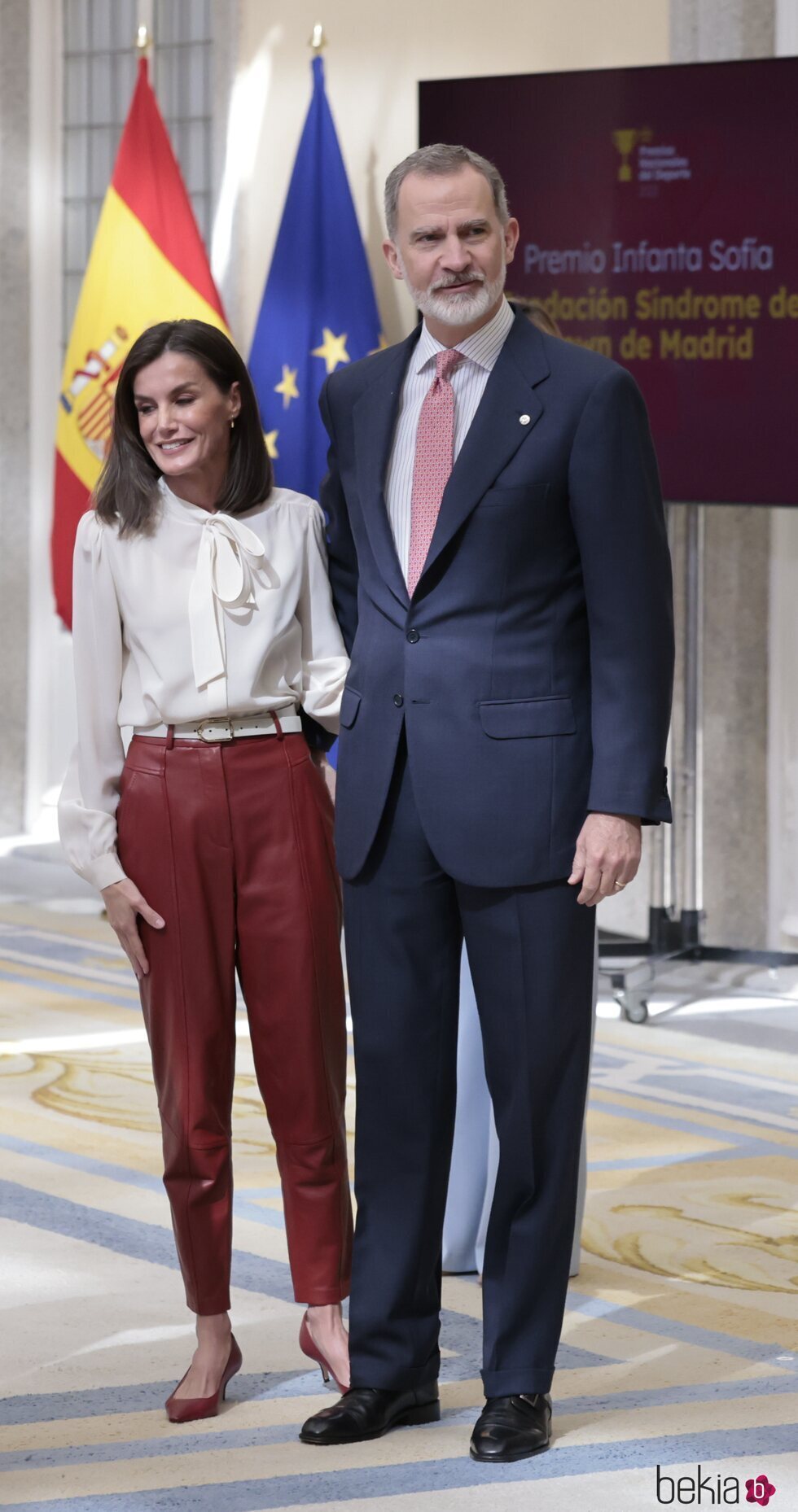 Los Reyes Felipe y Letizia, agarrados por la cintura en los Premios Nacionales del Deporte 2022