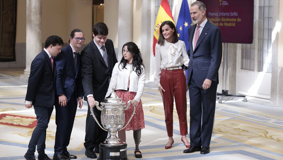 Los Reyes Felipe y Letizia con los ganadores del Premio Infanta Sofía en los Premios Nacionales del Deporte 2022