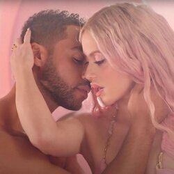 Shakira y Lucien Laviscount, románticos en el videoclip de 'Puntería'