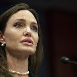 Angelina Jolie en una conferencia de la Ley de Violencia contra las Mujeres