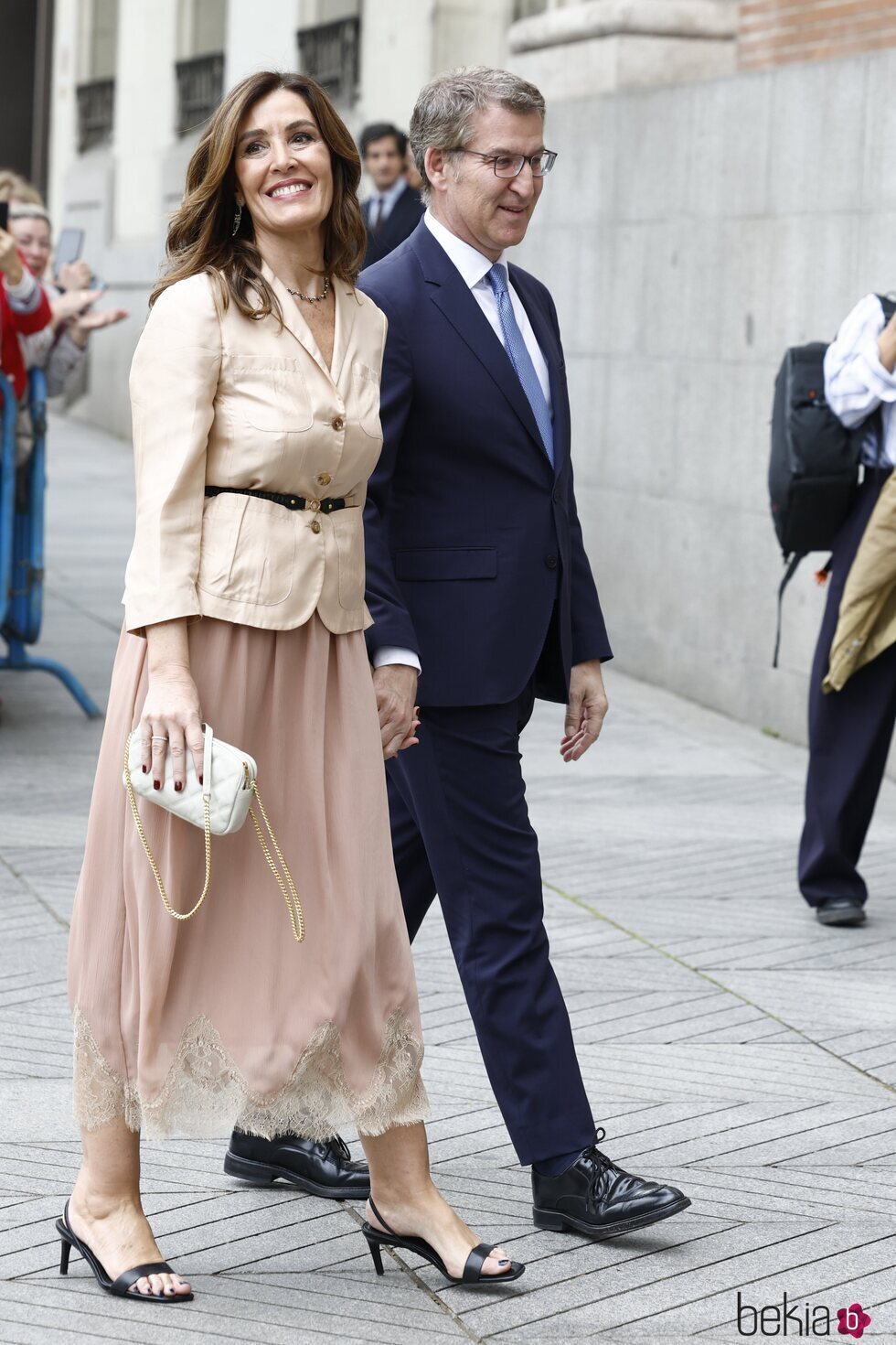 Alberto Núñez Feijóo y Eva Cárdenas en la boda de José Luis Martínez-Almeida y Teresa Urquijo