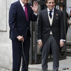 El Rey Juan Carlos junto a José Luis Martínez-Almeida el día de su boda con Teresa Urquijo