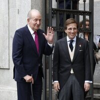 El Rey Juan Carlos junto a José Luis Martínez-Almeida el día de su boda con Teresa Urquijo