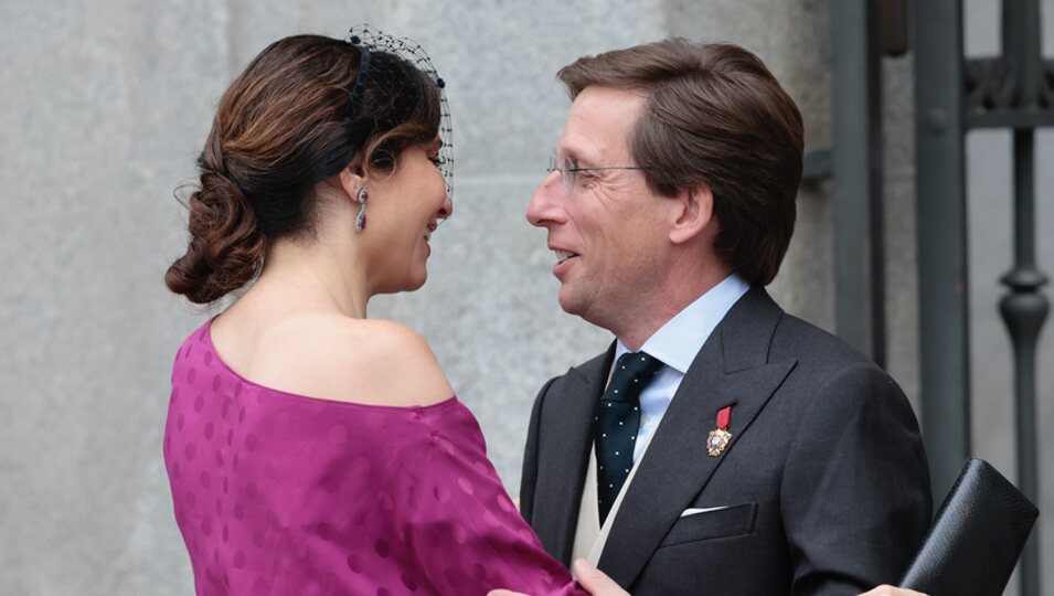 Isabel Diaz Ayuso saludando a José Luis Martínez-Almeida en el día de su boda con Teresa Urquijo