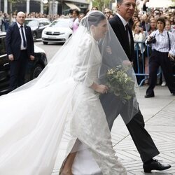 Teresa Urquijo vestida de novia llegando a la boda con Jose Luis Martínez Almeida