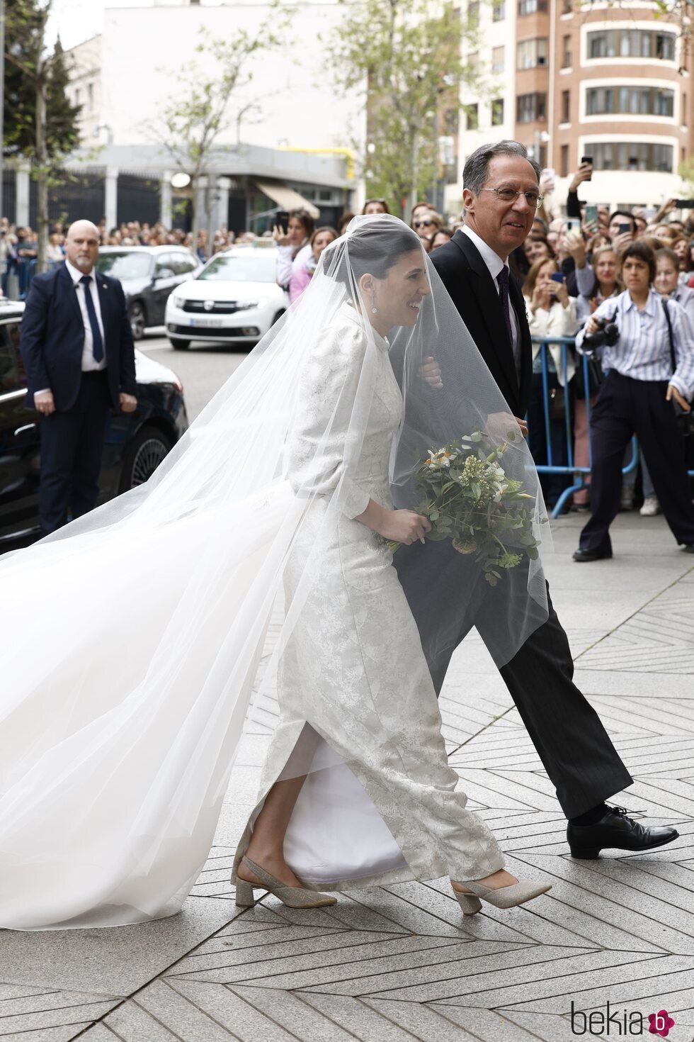 Teresa Urquijo vestida de novia llegando a la boda con Jose Luis Martínez Almeida