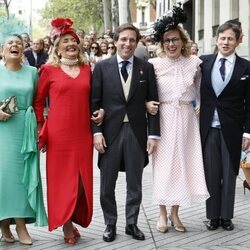 José Luis Martínez-Almeida con sus hermanos el día de su boda con Teresa Urquijo