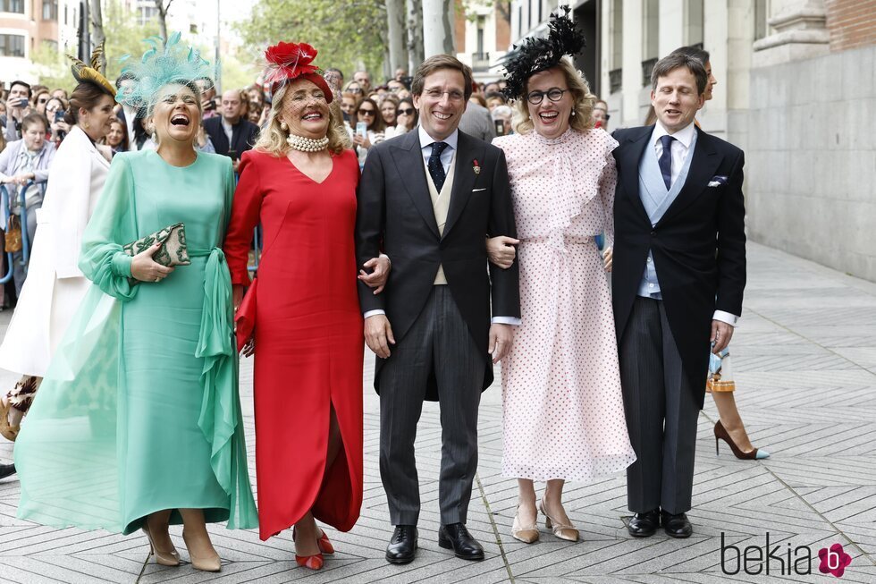 José Luis Martínez-Almeida con sus hermanos el día de su boda con Teresa Urquijo