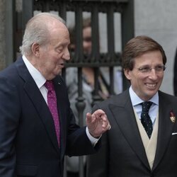 El Rey Juan Carlos posa junto a Almeida en su boda con Teresa Urquijo