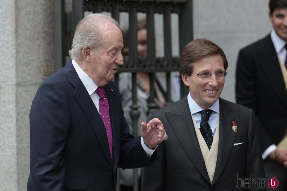 El Rey Juan Carlos posa junto a Almeida en su boda con Teresa Urquijo