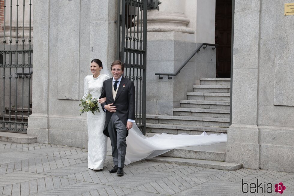 José Luis Martínez-Almeida y Teresa Urquijo posan por primera vez como marido y mujer