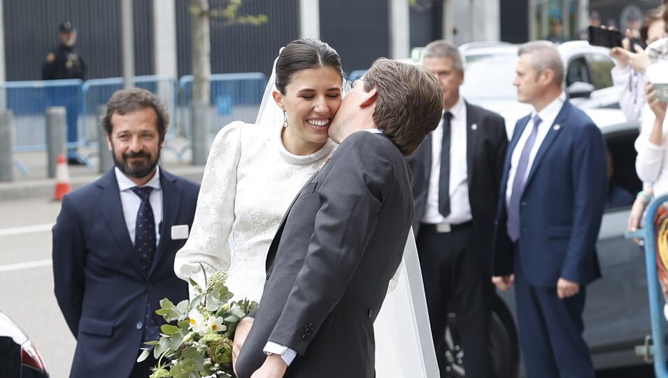 José Luis Martínez-Almeida y Teresa Urquijo se besan tras darse el 'sí, quiero'