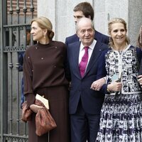 La Infanta Cristina, el Rey Juan Carlos, la Infanta Elena y Froilán en la boda de Almeida y Teresa Urquijo