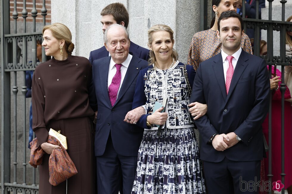 La Infanta Cristina, el Rey Juan Carlos, la Infanta Elena y Froilán en la boda de Almeida y Teresa Urquijo
