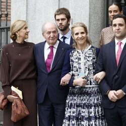 El Rey Juan Carlos posa con las Infantas Elena y Cristina y sus nietos Froilán, Victoria Federica y Pablo Urdangarin en la boda de Almeida y Teresa Urquijo