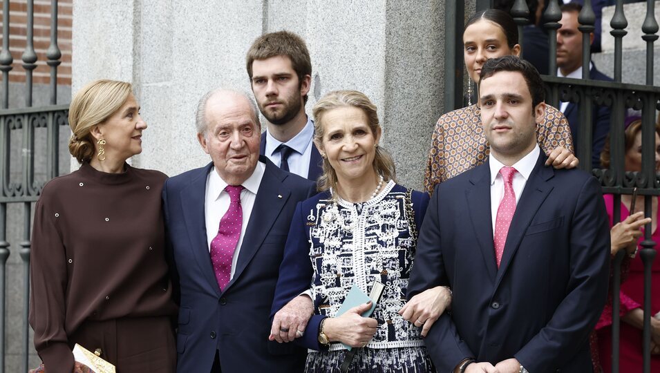 El Rey Juan Carlos posa con las Infantas Elena y Cristina y sus nietos Froilán, Victoria Federica y Juan Urdangarin en la boda de Almeida y Teresa Urquijo