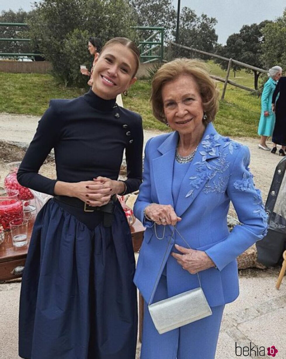 Carla Pereyra y la Reina Sofía en la boda de Almeida y Teresa Urquijo