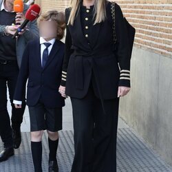 Nadia Halamandari y su hijo Nicolás Gómez-Acebo en el funeral de Fernando Gómez-Acebo