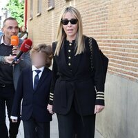Nadia Halamandari y su hijo Nicolás Gómez-Acebo en el funeral de Fernando Gómez-Acebo