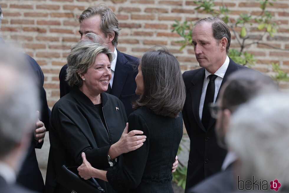 Simoneta Gómez-Acebo y la Reina Letizia se saludan en el funeral de Fernando Gómez-Acebo