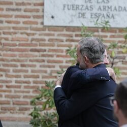 Beltrán Gómez-Acebo y Felipe VI se funden un abrazo en el funeral de Fernando Gómez-Acebo
