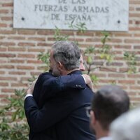 Beltrán Gómez-Acebo y Felipe VI se funden un abrazo en el funeral de Fernando Gómez-Acebo