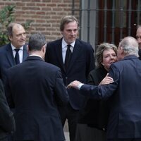 El Rey Juan Carlos saluda a Simoneta Gómez-Acebo en el funeral de Fernando Gómez-Acebo