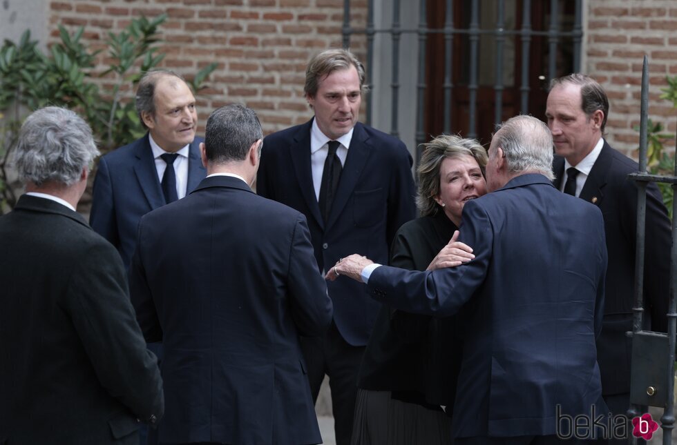 El Rey Juan Carlos saluda a Simoneta Gómez-Acebo en el funeral de Fernando Gómez-Acebo