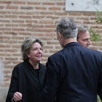 Simoneta Gómez-Acebo y Felipe VI se saludan con cariño en el funeral de Fernando Gómez-Acebo