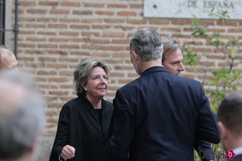Simoneta Gómez-Acebo y Felipe VI se saludan con cariño en el funeral de Fernando Gómez-Acebo