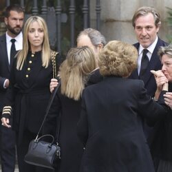 Simoneta Gómez-Acebo besa con cariño a la Reina Sofía en el funeral de Fernando Gómez-Acebo