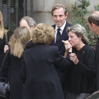 Simoneta Gómez-Acebo besa con cariño a la Reina Sofía en el funeral de Fernando Gómez-Acebo