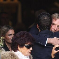 Froilán y Victoria Federica muestran su cariño a Beltrán Gómez-Acebo en el funeral de Fernando Gómez-Acebo