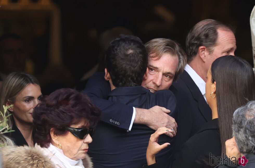 Froilán y Victoria Federica muestran su cariño a Beltrán Gómez-Acebo en el funeral de Fernando Gómez-Acebo