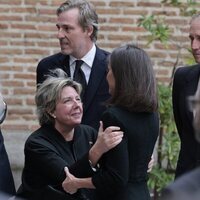 Simoneta Gómez-Acebo hace la reverencia a la Reina Letizia en la misa funeral por Fernando Gómez-Acebo