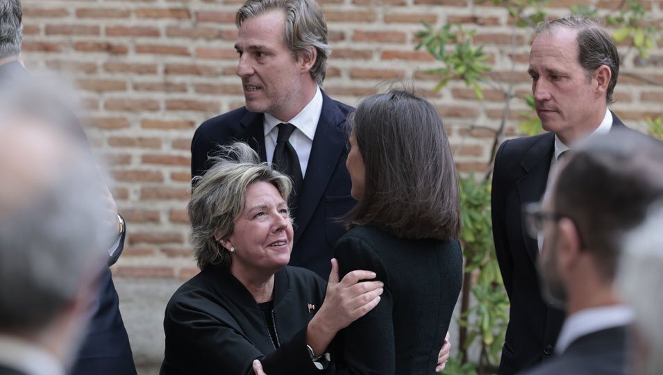 Simoneta Gómez-Acebo hace la reverencia a la Reina Letizia en la misa funeral por Fernando Gómez-Acebo