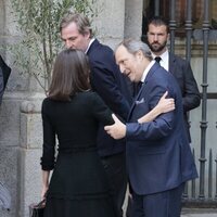La Reina Letizia y Juan Gómez-Acebo se saludan en la misa funeral de Fernando Gómez-Acebo