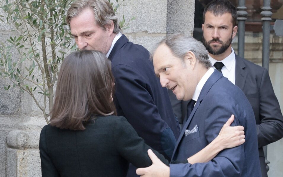 La Reina Letizia y Juan Gómez-Acebo se saludan en la misa funeral de Fernando Gómez-Acebo