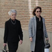 Teresa de Borbón-Dos Sicilias y su hija en la misa funeral por Fernando Gómez-Acebo