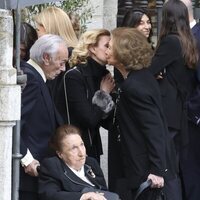 La Reina Sofía y María Zurita se despiden con un beso en la misa funeral de Fernando Gómez-Acebo
