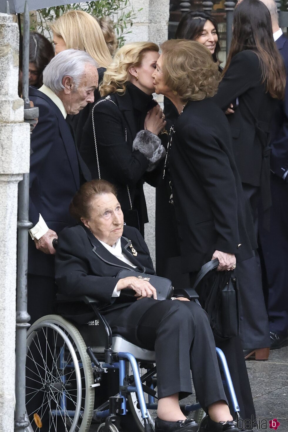 La Reina Sofía y María Zurita se despiden con un beso en la misa funeral de Fernando Gómez-Acebo